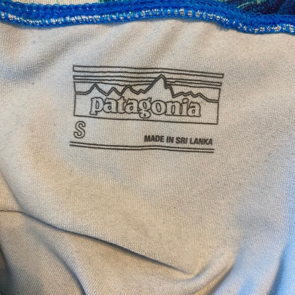 Patagonia Paint Swirls Blue and Green Athletic Capris. Size Small. - Picture 5 of 6
